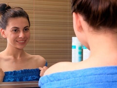 Łazienka, Brunetka, Palcówka, Rozdziawiony, Masturbacja, Ogolona, Nastolatki, Zabawki