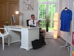 Amatorka, Lizanie dupy, Obciąganie, Palcówka, Lizanie, Biuro, Na wolnym powietrzu, Spanking