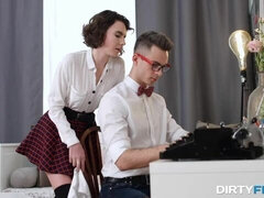 큰 음경, 흑갈색 머리, 도기스타일, 자연의 가슴, 조그마한, 짧은 머리, 빼빼한, 젖가슴