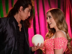 Ερασιτέχνης, Μεγάλος πούτσος, Πίπα, Σε στάση σκύλου στα τέσσερα, Φυσικά βυζιά, Κοκκαλιάρης, Έφηβος, Βυζιά