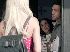 베이비시터, 오랄섹스, 키스, 문신, 쓰리섬