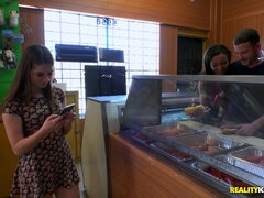 Leie, Schwarz, Braunhaarige, Spermaladung, Aufs gesicht abspritzen, Geld, Dürr, Titten