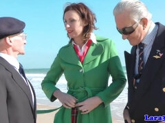 Sucer une bite, Brunette brune, Tir de sperme, Groupe, Hd, Masturbation, Seins naturels, Uniforme