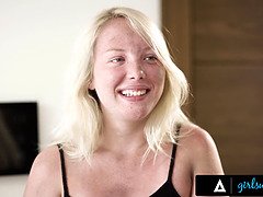 Большие сиськи, Пальцем, Лесбиянка, Лизание, Натуральные сиськи, Киски, Молоденькие, Втроем