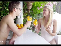 Blondine, Pik sutte, Hundestilling, Give finger, Naturlige bryster, Udendørs, Barberet, Teenager