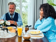 Enthousiasteling, Vingeren, Interraciaal, Zoenen, Ondergoed, Masturbatie, Geschoren, Tieten likken