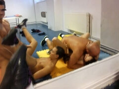 Leie, Hundestellung, Gruppe, Handjob, Nackt, Orgie, Pov, Entkleiden