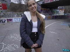 Enthousiasteling, Pijpbeurt, Bruinharig, Sperma in gezicht, Gezichtspunt, Openbaar, Tatoeage, Trio