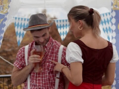 Røvslikning, Blondine, Pik sutte, Give finger, Naturlige bryster, Udendørs, Kort hår, Bryster