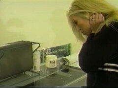 Gros seins, Blonde, Sucer une bite, Européenne, Masturbation, Branlette espagnole, Rétro ancien