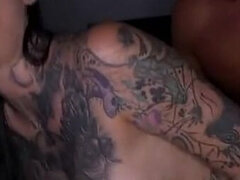 Grosse titten, Blasen, Braunhaarige, Sperma im mund, Lingerie, Tätowierung