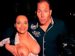 Gros cul, Gros seins, Sucer une bite, Brunette brune, Grossier, En levrette, Argent, Jarretelles