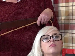 Leie, Blondine, Europäisch, Brille, Reif, Bestrafung, Hintern versohlen