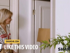 18 χρονον, Τουαλέτα, Ξανθιά, Κούγκαρ, Ώριμη, Ώριμη γυναίκα, Ρώσος, Έφηβος