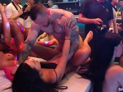 Påklædt sex, Kysse, Lesbisk, Orgie, Fest, Satin, Swingers, Våd