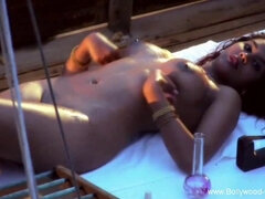 Enthousiasteling, Mooi, Indisch, Natuurlijke tieten, Buiten, Mager, Alleen, Tieten likken