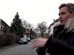 Leie, Tussi, Grosse titten, Handjob, Im freien, Öffentlich, Realität, Tätowierung