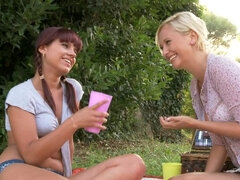 Francuski, Dżinsy, Całować, Lesbijka, Nagość, Ogolona, Spódnica, Trójkąt