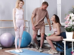 Stor pik, Pik sutte, Hundestilling, Naturlige bryster, Mager, Teenager, Trekant, Bryster