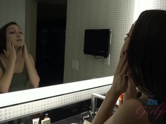 Amatéři, Brunetka, Prstění, Přítelkyně, Piercing, Různé pohledy, Vyhublá, Kozičky