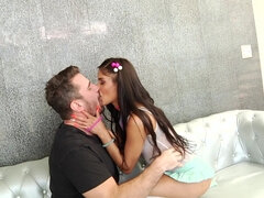 Bruinharig, Hondjeshouding, Sperma in gezicht, Hd, Latijnse vrouw, Natuurlijke tieten, Spuiten, Tieten likken