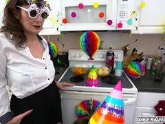 Grosse titten, Braunhaarige, Handjob, Hd, Küche, Milf, Stiefmutter, Flotter dreier