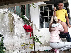 Zunaj, V javnosti, Rusinja