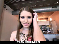 18 jaar, Diep in de keel, Sperma in gezicht, Indisch, Gezichtspunt, Slikken, Tiener, Tieten likken