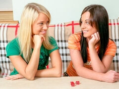 Kont, Blond, Lesbisch, Likken, Ondergoed, Strippen, Tiener, Speelgoed