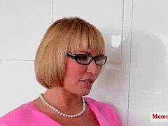 Boquete, Loba, Facial, Punheta, Mãe gostosa, Madrasta, Adolescente, Sexo grupal a três