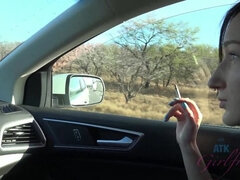 Kuřba, Brunetka, Přítelkyně, Venku, Drobounká, Pička, Kouření, Kozičky