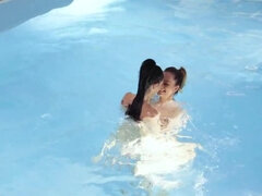 Fingern, Hd, Lecken, Natürlichen titten, Orgasmus, Pool, Jungendliche (18+), Titten