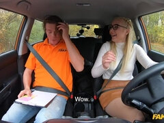 아마추어, 엉덩이, 흑갈색 머리, 자동차, 유리들, 야외의, 끈 팬티, 젖가슴