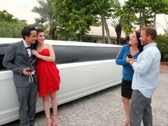 Blasen, Braunhaarige, Auto, Hundestellung, Aufs gesicht abspritzen, Hd, Natürlichen titten, Muschi