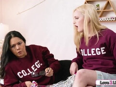 아시안, 엉덩이, 대학교, 발, 다른 인종간의, 레즈비언, 계모, 쓰리섬