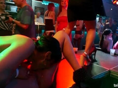 Brunetta, Vestite, Club, Baciando, Leccata, Masturbazione, Figa, Timido