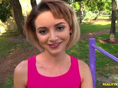 Kuřba, Brunetka, Auto, Na obličej, Masturbace, Drobounká