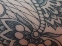 Anális szex, Angol, Házi készítésű, Maszti, Érett feleség, Egyedül, Tetkó