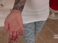 Velike joške, Črnke, Kolidž, Hlačke, Piercing, Obrito, Solo, Tetovaže