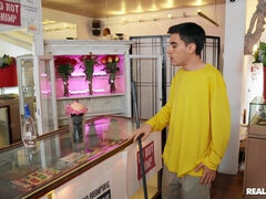 Stora tuttar, Avsugning, Brunett, Ansiktsbehandling, Femdom, Slick, Fitta, Mager