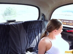 Avsugning, Brunett, Bil, Ansiktsbehandling, Fötter, Lesbisk, Utomhus, Fitta