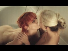 Blondine, Give finger, Kysse, Lesbisk, Brystvorter, Nøgen, Sutte, Våd