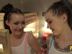 Mamada, Vestido, Penetracion con dedos, Masturbación, Coño, Tatuaje, Hilo dental, Trio