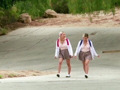 Store bryster, Pik sutte, Sædskud, Hårdt, Hd, Naturlige bryster, Teenager, Uniform