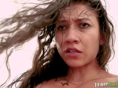 Υπνοδωμάτιο, Μελαχροινή, Προφυλακτικό, Σε στάση σκύλου στα τέσσερα, Στο πρόσωπο, Κοκκαλιάρης, Πείραγμα, Τεράστιος