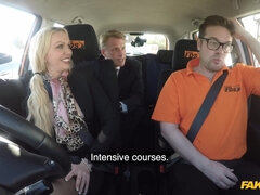 Stor kuk, Blondin, Avsugning, Bystig, Bil, Lesbisk, Mogen, Tuttar