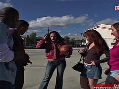 Tussi, Grosser schwanz, Schwarz, Spermaladung, Schwarz, Hardcore, Interrassisch, Titten