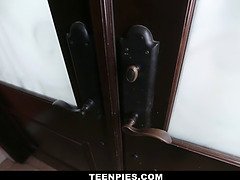 Kauniit, Isot tissit, Ruskeahiuksinen, Kermakakku, Kyrpä, Itsetyydytys, Pillu, Teini