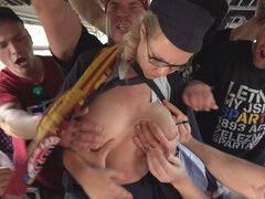 Stor stjärt, Avsugning, Dubbelpenetrering, Handjobb, Hardcore, Orgie, Tonåring, Tåget
