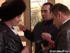 Velike joške, Fafanje, Evinja, Globoko grlo, Zrela, Milf, Mačeha, Trojček
